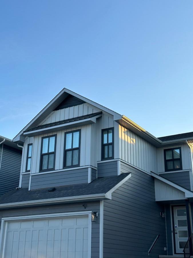 2 Bedroom 2 Washrooms Brand New Beautiful & Cozy Suite YYC Exterior photo