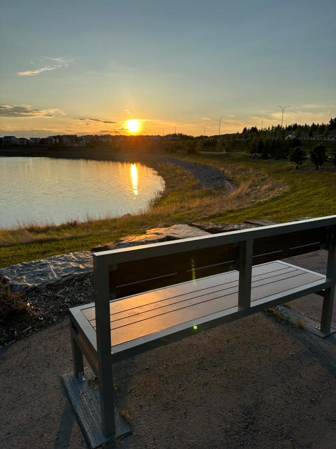 2 Bedroom 2 Washrooms Brand New Beautiful & Cozy Suite YYC Exterior photo
