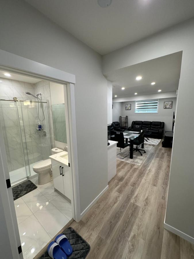 2 Bedroom 2 Washrooms Brand New Beautiful & Cozy Suite YYC Exterior photo