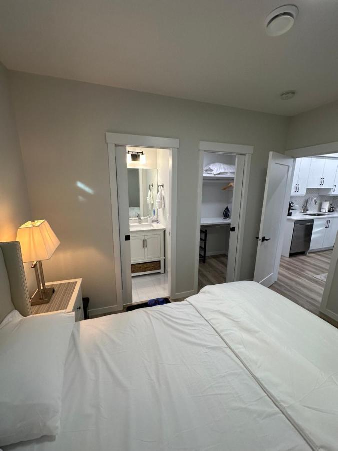 2 Bedroom 2 Washrooms Brand New Beautiful & Cozy Suite YYC Exterior photo