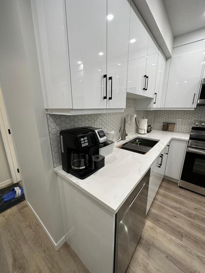 2 Bedroom 2 Washrooms Brand New Beautiful & Cozy Suite YYC Exterior photo