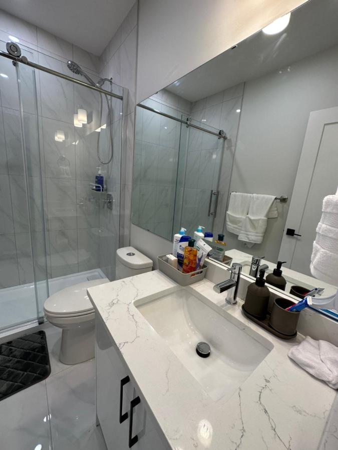 2 Bedroom 2 Washrooms Brand New Beautiful & Cozy Suite YYC Exterior photo