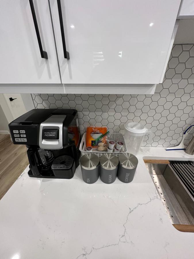 2 Bedroom 2 Washrooms Brand New Beautiful & Cozy Suite YYC Exterior photo